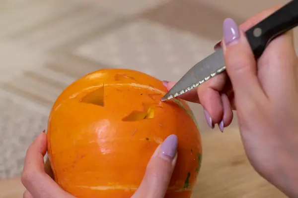 Le processus de fabrication d'une citrouille d'Halloween. en coupant la bouche. thème de l'horreur et Halloween — Photo