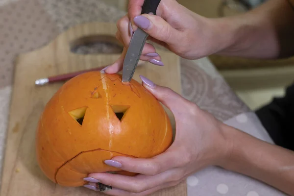 El proceso de hacer una calabaza de Halloween. cortando la boca. tema de terror y Halloween —  Fotos de Stock