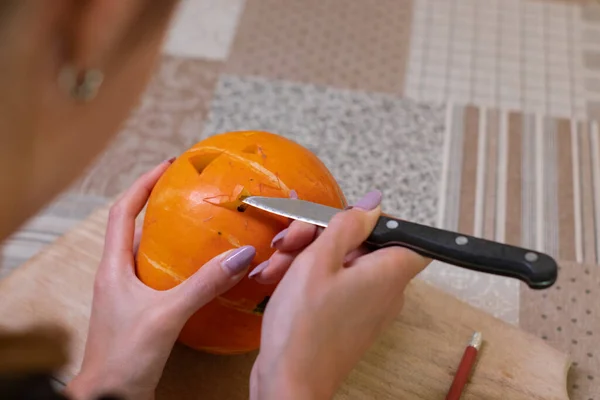 Le processus de fabrication d'une citrouille d'Halloween. en coupant la bouche. thème de l'horreur et Halloween — Photo