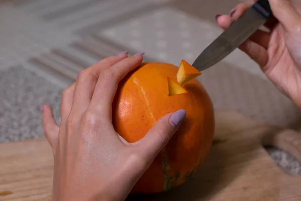 Le processus de fabrication d'une citrouille d'Halloween. couper les yeux. thème de l'horreur et Halloween — Photo