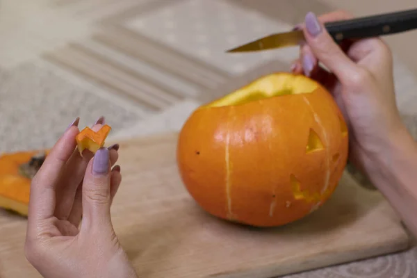 Processen för att göra en Halloween pumpa. Skär ut munnen. skräcktema och halloween — Stockfoto