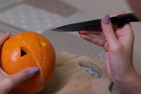 Le processus de fabrication d'une citrouille d'Halloween. couper les yeux. thème de l'horreur et Halloween — Photo