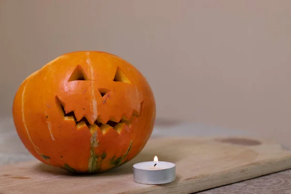 Proces výroby halloweenské dýně. Zapálená svíčka. hororové téma a Halloween — Stock fotografie