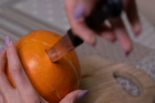 Processen för att göra en Halloween pumpa. Skär ut ögonen. skräcktema och halloween — Stockfoto