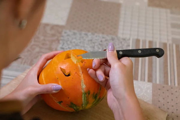 Processen för att göra en Halloween pumpa. Skär ut munnen. skräcktema och halloween — Stockfoto