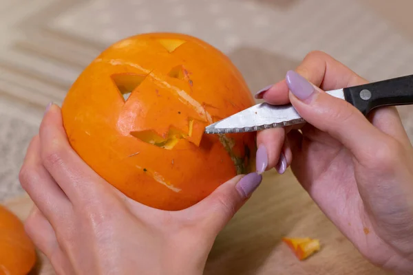 El proceso de hacer una calabaza de Halloween. cortando la boca. tema de terror y Halloween —  Fotos de Stock