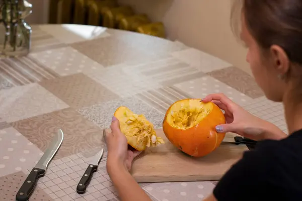 Processen för att göra en Halloween pumpa. rensning av frön. skräcktema och halloween — Stockfoto