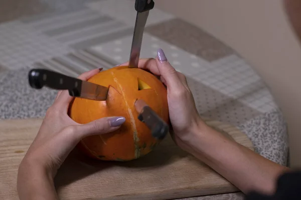 Le processus de fabrication d'une citrouille d'Halloween. couteaux coincés dans une citrouille. thème de l'horreur et Halloween — Photo