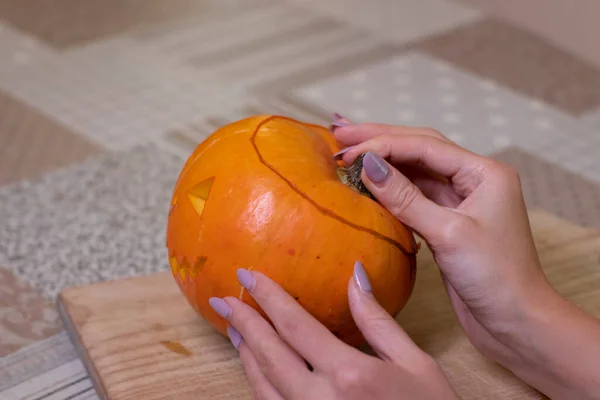 Le processus de fabrication d'une citrouille d'Halloween. thème de l'horreur et Halloween — Photo