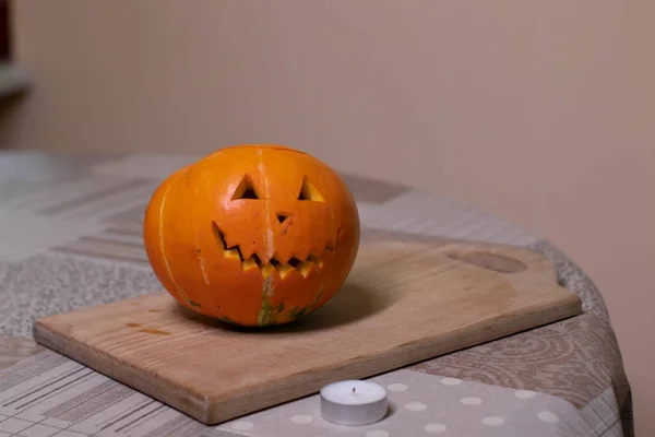 Proces výroby halloweenské dýně. Zapálená svíčka. hororové téma a Halloween — Stock fotografie