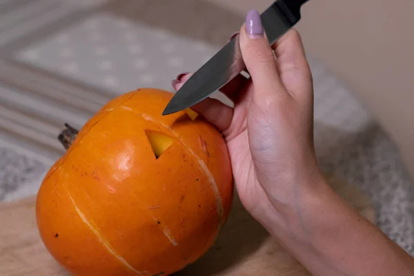 El proceso de hacer una calabaza de Halloween. cortando los ojos. tema de terror y Halloween —  Fotos de Stock