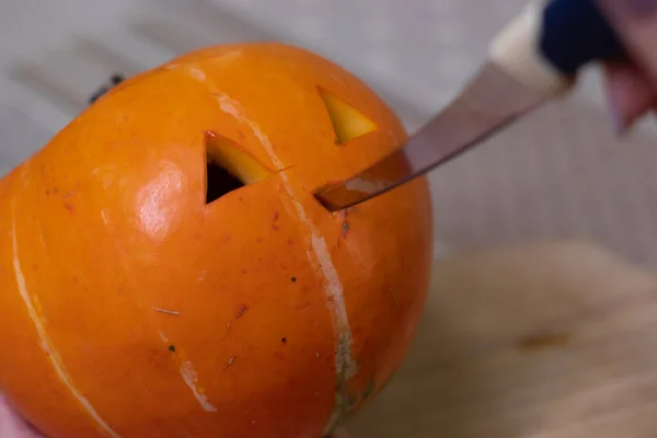Proces výroby halloweenské dýně. řezání nosu. hororové téma a Halloween — Stock fotografie