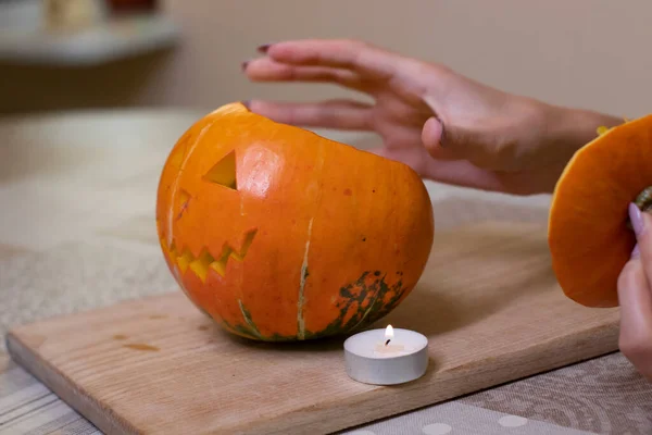 El proceso de hacer una calabaza de Halloween. vela encendida. tema de terror y Halloween —  Fotos de Stock