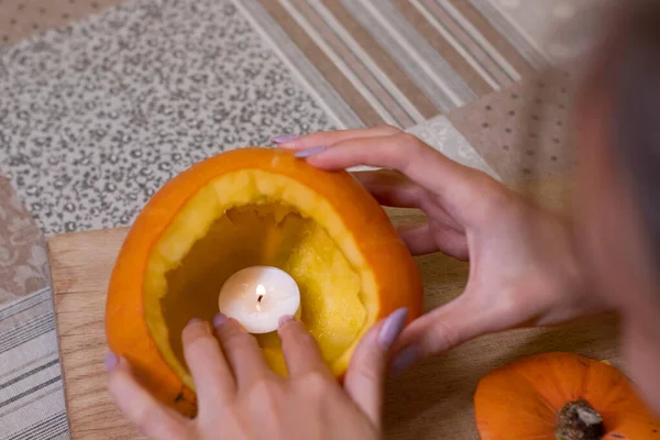 Le processus de fabrication d'une citrouille d'Halloween. bougie allumée. thème de l'horreur et Halloween — Photo