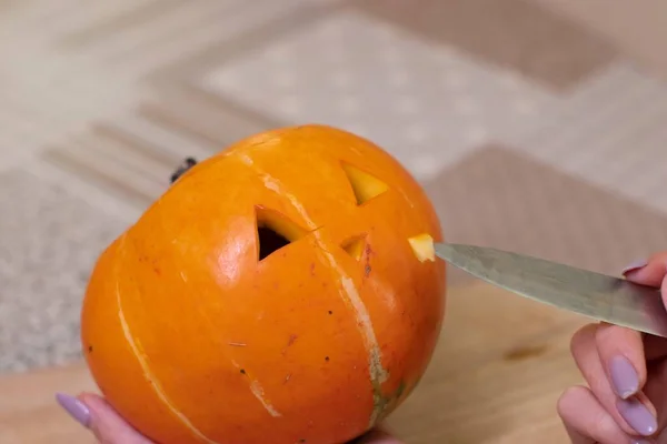 El proceso de hacer una calabaza de Halloween. cortando la nariz. tema de terror y Halloween —  Fotos de Stock