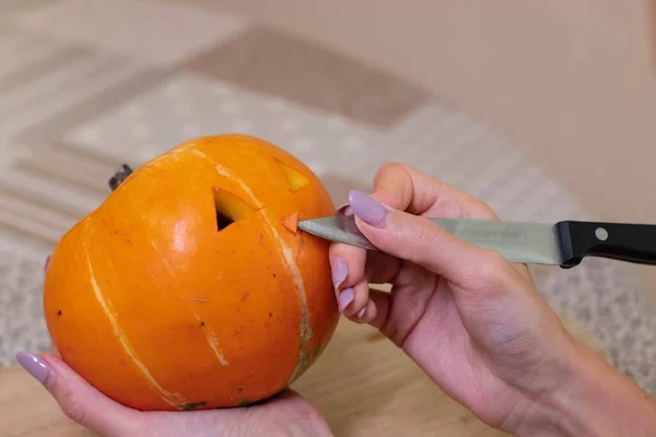 El proceso de hacer una calabaza de Halloween. cortando la nariz. tema de terror y Halloween —  Fotos de Stock