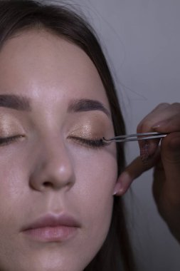 Güzel bir esmerin makyajını yapma süreci. güzellik, modellik ve kozmetik konsepti