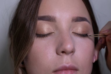 Güzel bir esmerin makyajını yapma süreci. güzellik, modellik ve kozmetik konsepti