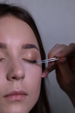 Güzel bir esmerin makyajını yapma süreci. güzellik, modellik ve kozmetik konsepti