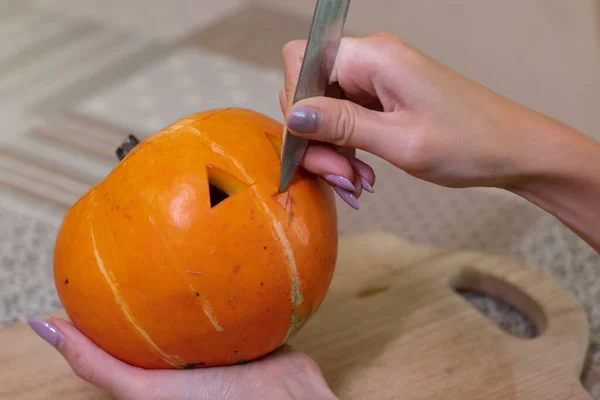 El proceso de hacer una calabaza de Halloween. cortando la nariz. tema de terror y Halloween —  Fotos de Stock