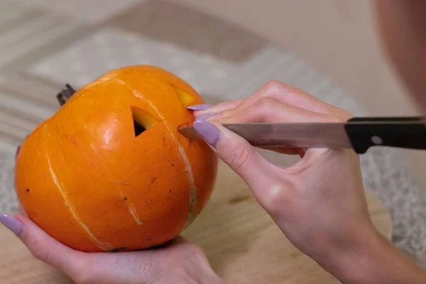 El proceso de hacer una calabaza de Halloween. cortando la nariz. tema de terror y Halloween —  Fotos de Stock