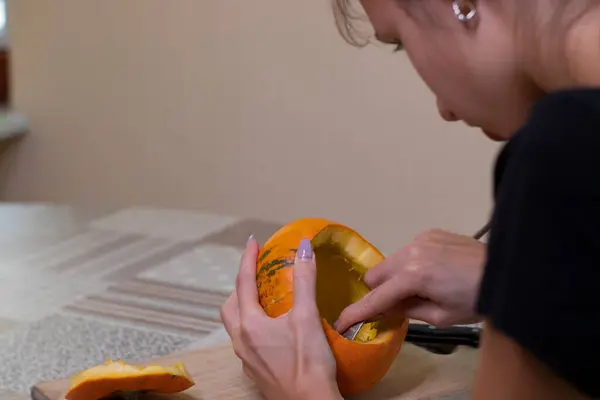 Le processus de fabrication d'une citrouille d'Halloween. nettoyage des graines. thème de l'horreur et Halloween — Photo