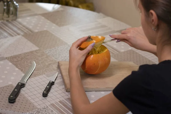 Processen för att göra en Halloween pumpa. rensning av frön. skräcktema och halloween — Stockfoto