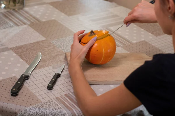 Le processus de fabrication d'une citrouille d'Halloween. nettoyage des graines. thème de l'horreur et Halloween — Photo