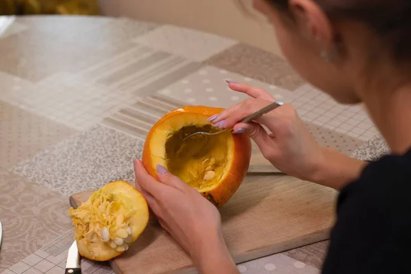 Le processus de fabrication d'une citrouille d'Halloween. nettoyage des graines. thème de l'horreur et Halloween — Photo