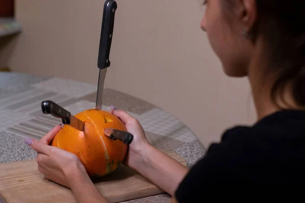 Le processus de fabrication d'une citrouille d'Halloween. couteaux coincés dans une citrouille. thème de l'horreur et Halloween — Photo