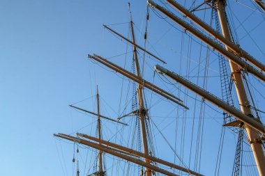 Mavi gökyüzü arka plan üzerinde bir yelkenli teknenin direkleri
