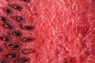 Makro taze kesilerek Olgun kırmızı Karpuz tohumları ile. Sağlıklı beslenme ve yaz atmosfer kavramı. Kopya alanı ile son derece ayrıntılı arka plan.