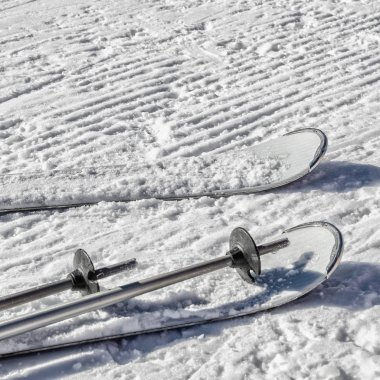 Beyaz Kayak, kar ve taze showcat makine gozlerime solda metal Kayak Polonyalılar kümesi altında kısmen görünür takımı. Kış arka plan kopya alanı ile kare. Sağlıklı ve aktif yaşam tarzı kavramı.