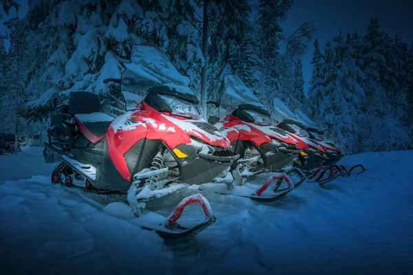Noche Polar Laponia Finlandia Las Motos Nieve Rojas Están Listas —  Fotos de Stock