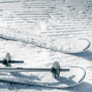 Kış arka plan beyaz Kayak, kar altında kısmen görünür takımı ve taze snowcat makine gozlerime solda metal Kayak Polonyalılar dizi kare. Uzay kopyalayın. Sağlıklı ve aktif yaşam tarzı kavramı.