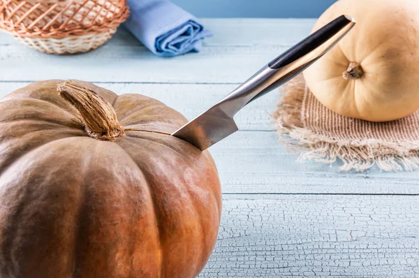 Hermosa calabaza naranja perforada con cuchillo de metal — Foto de Stock