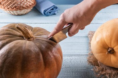Metal bıçak ile bütün turuncu kabak kesme 