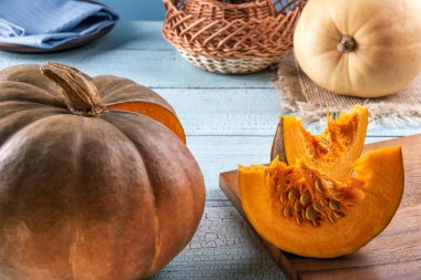 Kabaklar ve kesme tahtası üzerinde tohumile dilimler