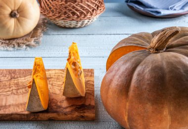 Kesme tahtasıüzerinde parlak kabaklar ve dilimler