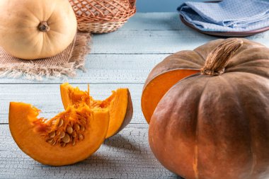 Kabaklar ve mavi arka plan üzerinde tohumlu dilimler