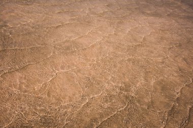 Güneş ışığında parlayan küçük deniz dalgalarının deseni