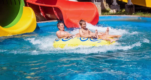 Lycklig familj av två efter vattenpark Slide — Stockfoto