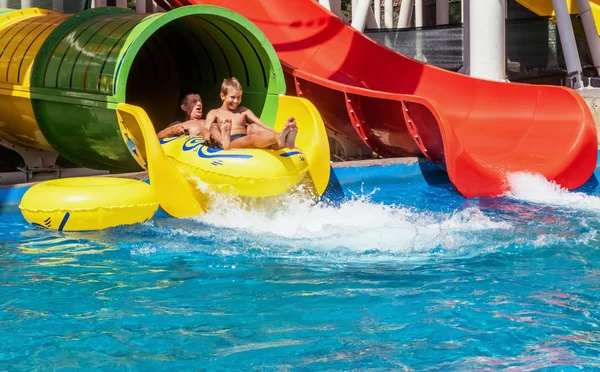 Familj av två rider ner tillsammans på Aquapark — Stockfoto