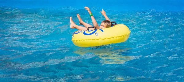 Banner con el muchacho adolescente feliz en el parque de atracciones — Foto de Stock