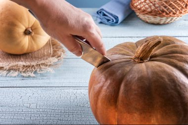 Turuncu kabak insan elinde metal bıçak ile kesilmiş