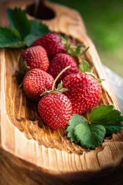 Few Bright Red Organic Strawberries Handmade Wooden Board Old Textured — Stock Photo, Image