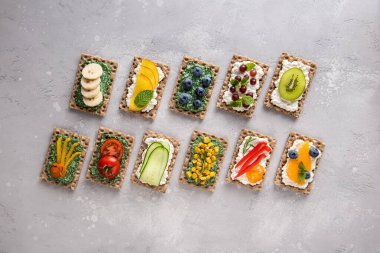 Sebzeli, meyveli, dutlu, klorellalı, spirulinli ve peynirli ev yapımı sandviçler. Kivi, üzüm, muz, yabanmersini, şeftali, mandalina, biber, domates, mısır, salatalık, nane, biberiye malzemesi..