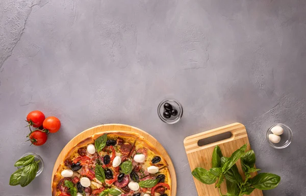Итальянская Пицца Ветчиной Салями Черными Оливками Сыром Моцарелла Красными Помидорами — стоковое фото