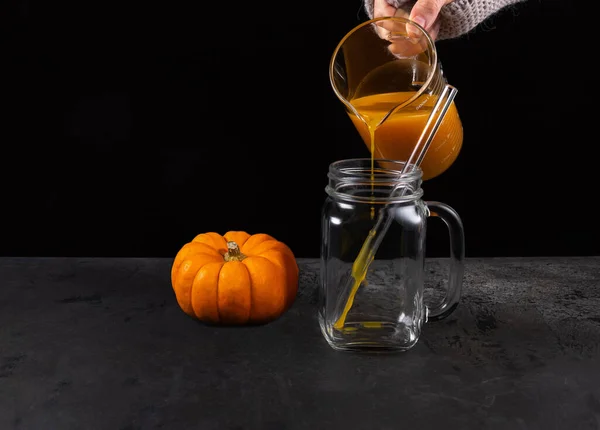 Verter Mocktail Calabaza Alcohólica Frasco Vidrio Cuadrado Cerca Una Calabaza — Foto de Stock