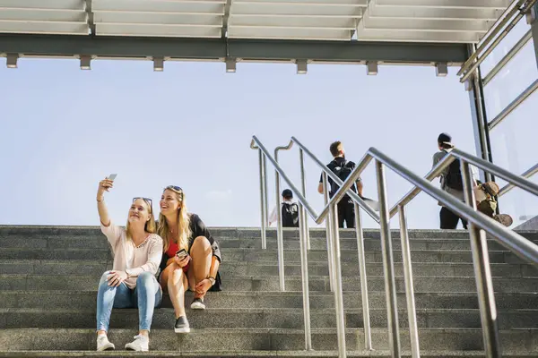 Kobieta Siedzi Kroki Biorąc Selfie — Zdjęcie stockowe
